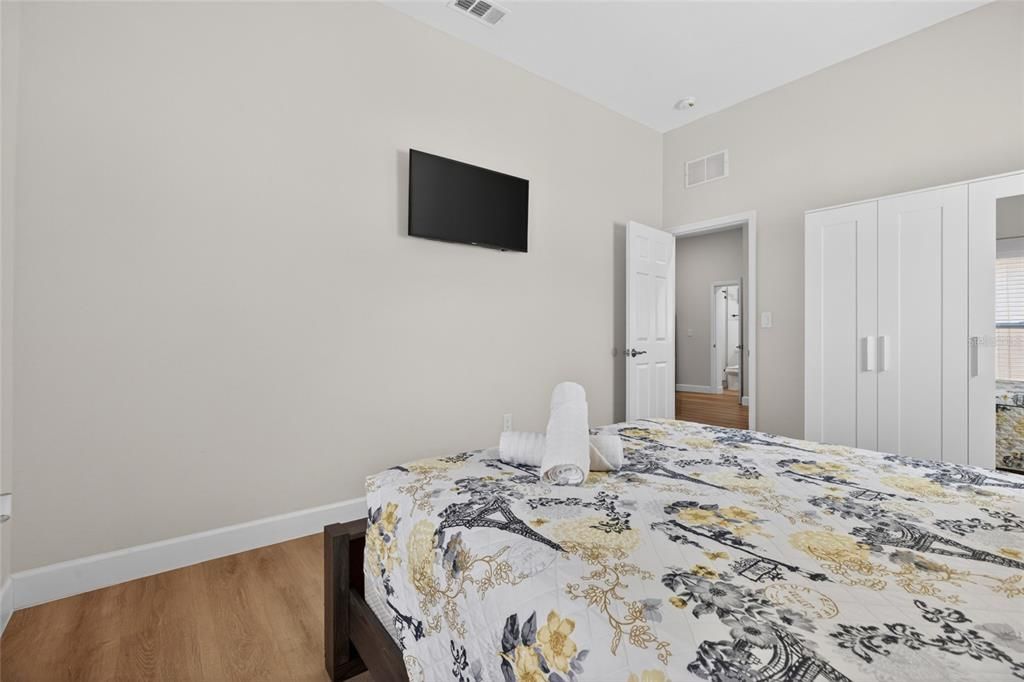For Sale: $575,000 (5 beds, 3 baths, 2054 Square Feet)