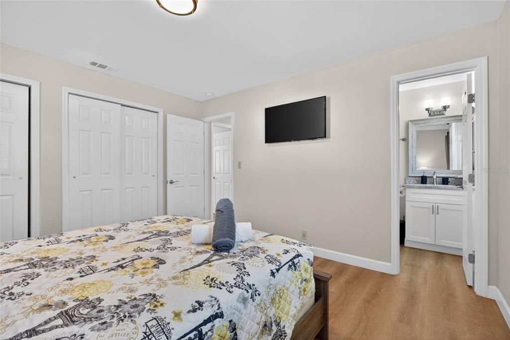 For Sale: $575,000 (5 beds, 3 baths, 2054 Square Feet)