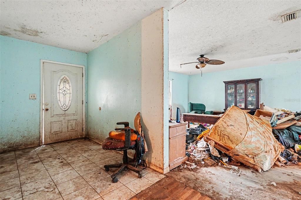 Activo con contrato: $259,999 (4 camas, 2 baños, 1765 Pies cuadrados)