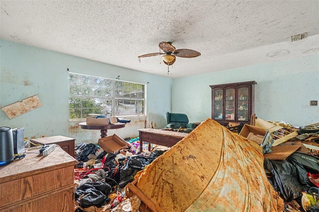 Activo con contrato: $259,999 (4 camas, 2 baños, 1765 Pies cuadrados)