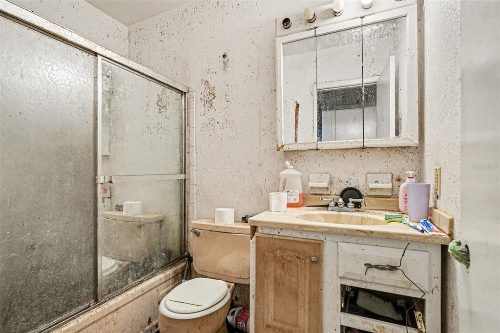 Activo con contrato: $259,999 (4 camas, 2 baños, 1765 Pies cuadrados)