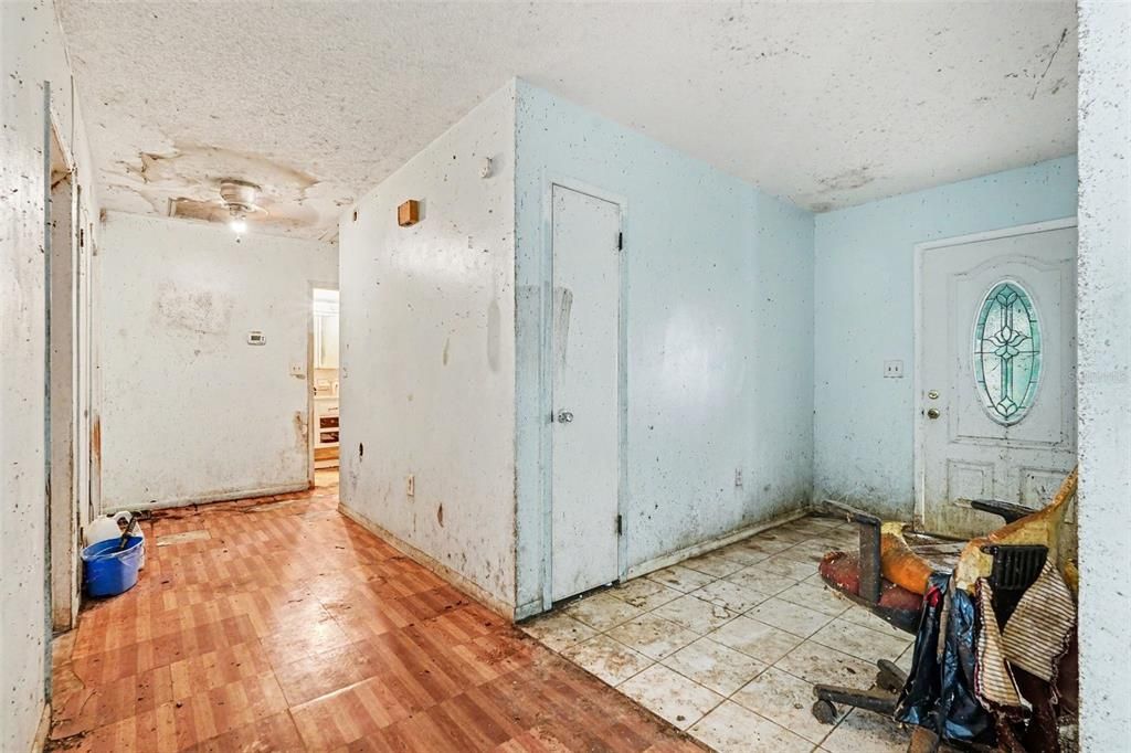 Activo con contrato: $259,999 (4 camas, 2 baños, 1765 Pies cuadrados)