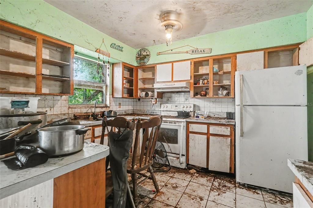Activo con contrato: $259,999 (4 camas, 2 baños, 1765 Pies cuadrados)