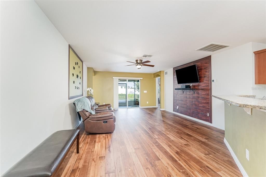 Под контрактом: $259,900 (3 спален, 2 ванн, 1582 Квадратных фут)