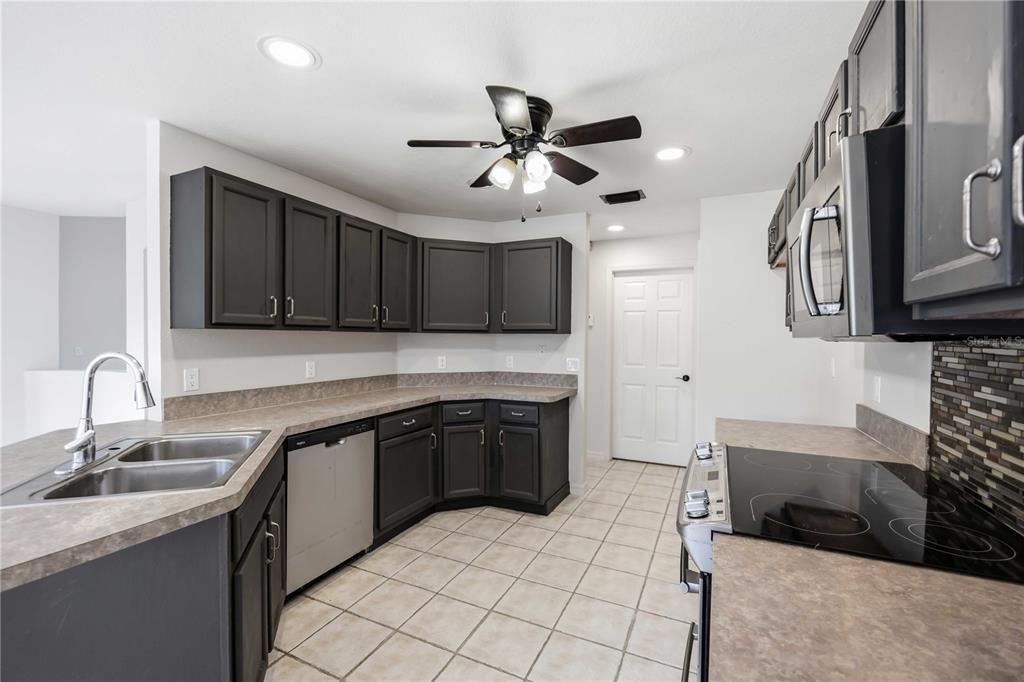 Active With Contract: $265,000 (3 beds, 2 baths, 1871 Square Feet)