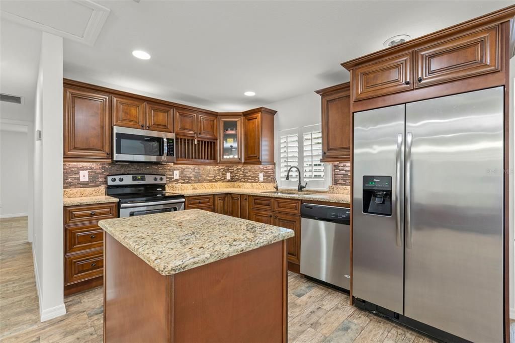 For Sale: $550,000 (2 beds, 1 baths, 1554 Square Feet)