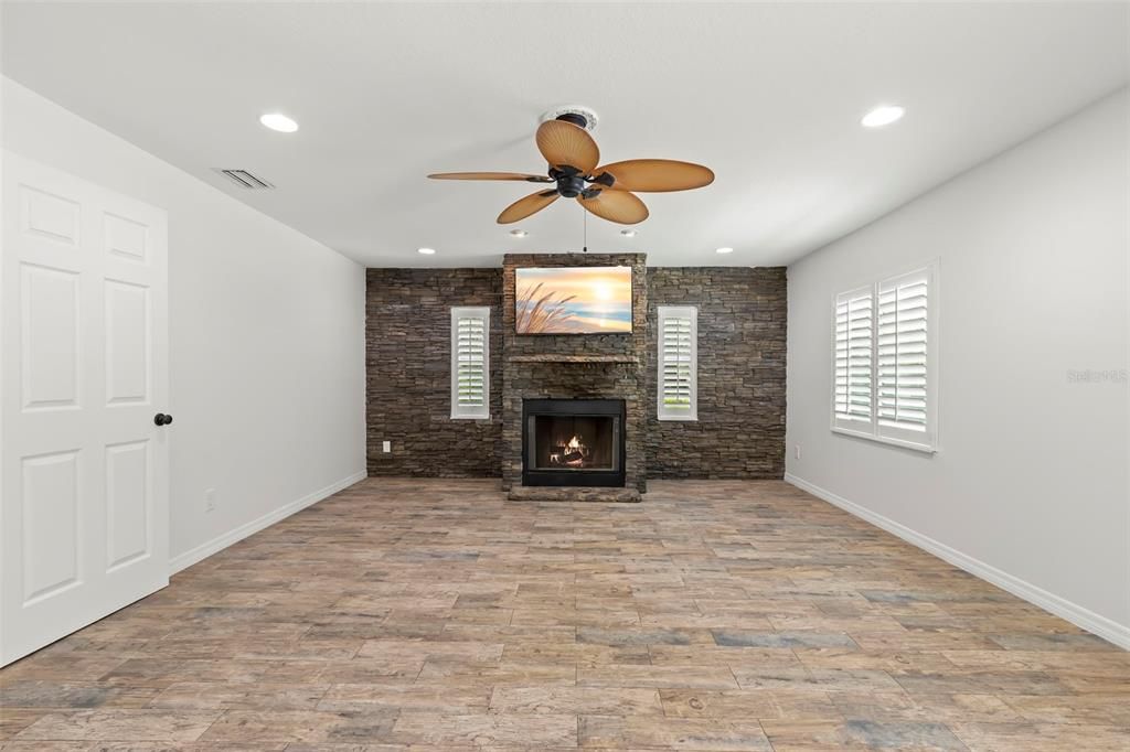 For Sale: $550,000 (2 beds, 1 baths, 1554 Square Feet)