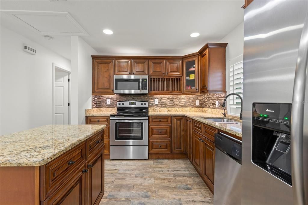For Sale: $550,000 (2 beds, 1 baths, 1554 Square Feet)