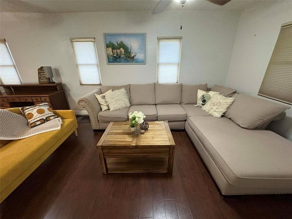 На продажу: $315,000 (2 спален, 2 ванн, 1100 Квадратных фут)