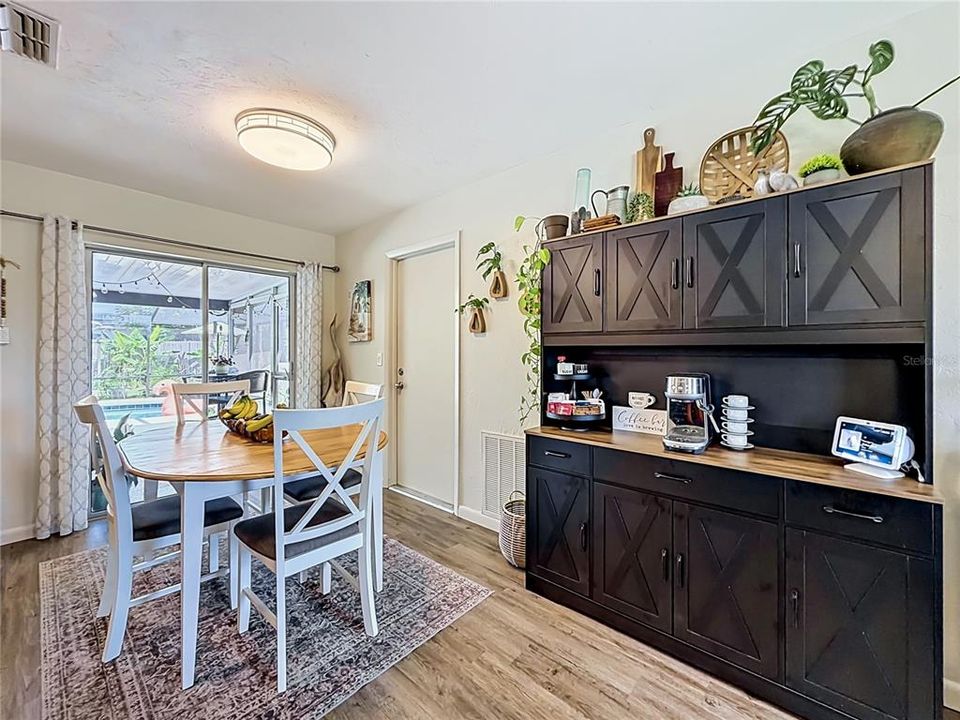 For Sale: $259,900 (2 beds, 1 baths, 816 Square Feet)