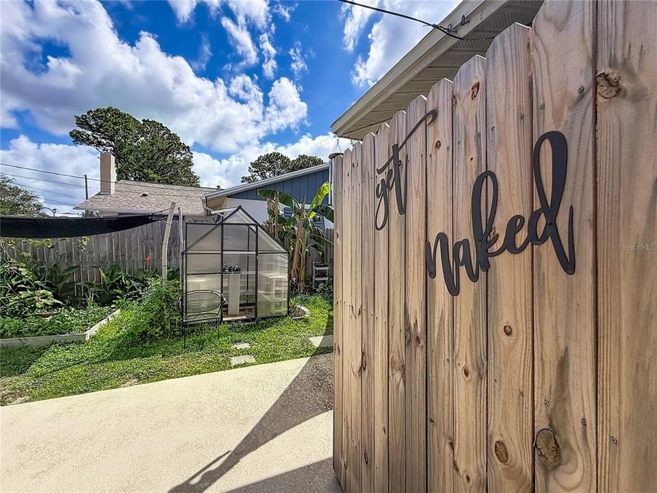 For Sale: $259,900 (2 beds, 1 baths, 816 Square Feet)