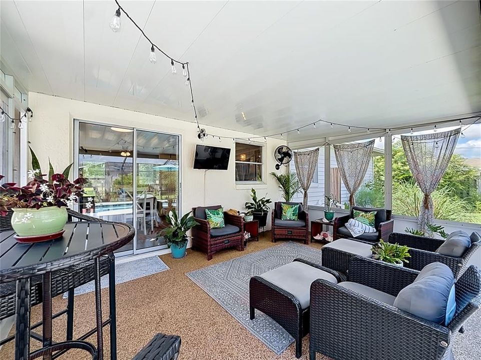 For Sale: $259,900 (2 beds, 1 baths, 816 Square Feet)