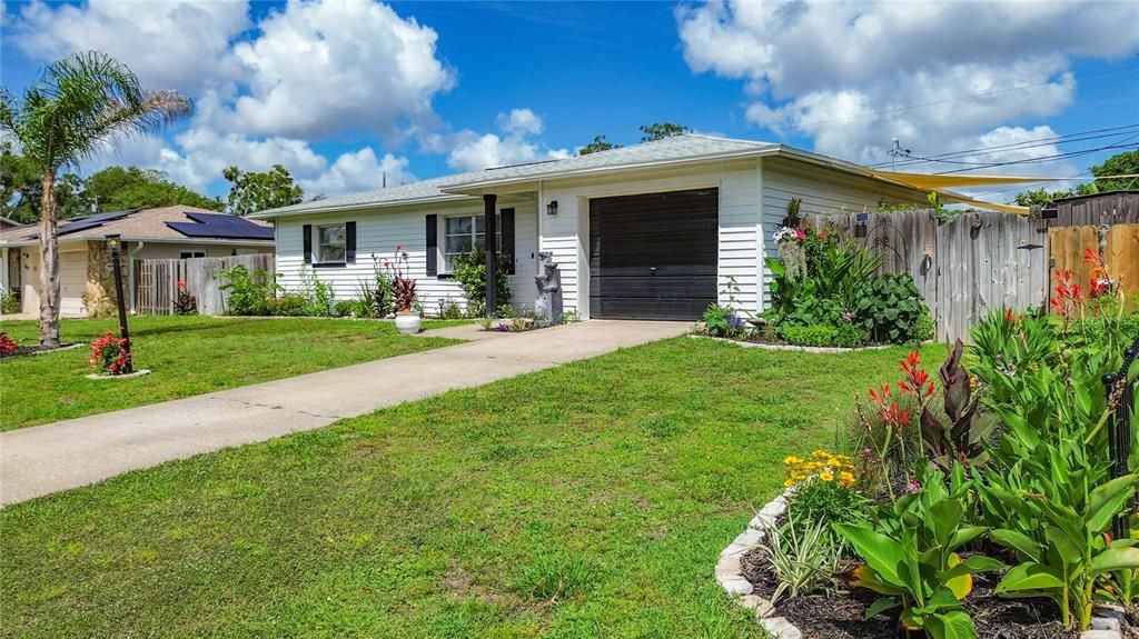 For Sale: $259,900 (2 beds, 1 baths, 816 Square Feet)