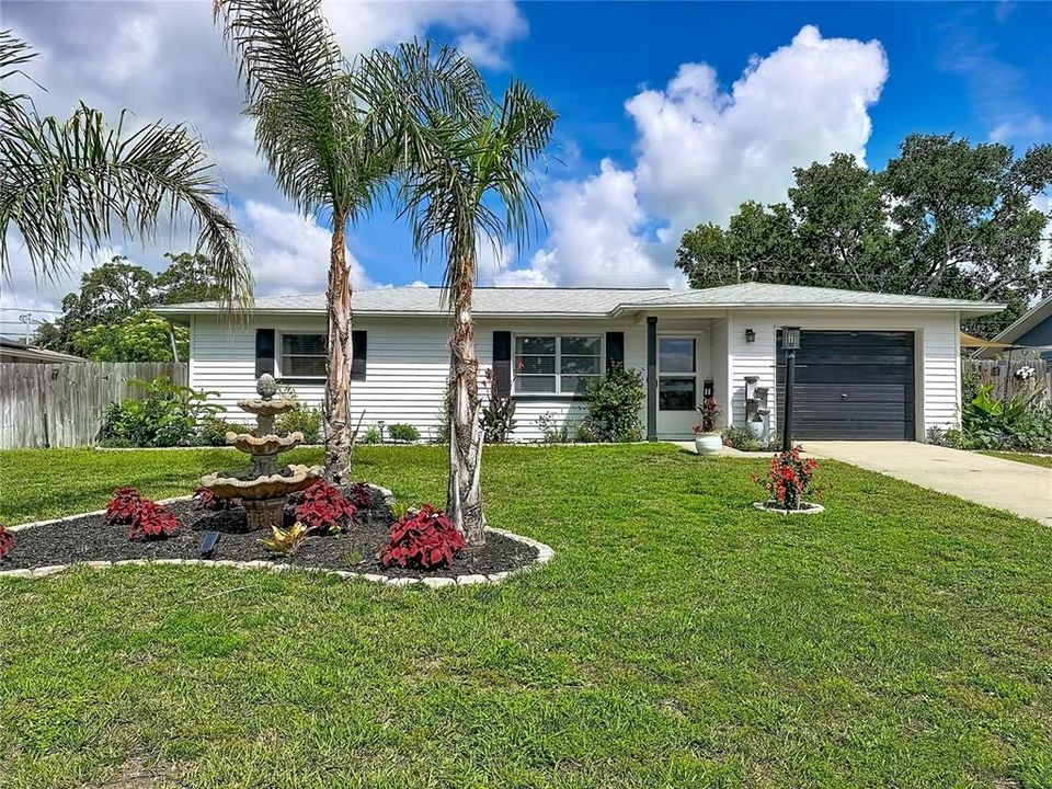 For Sale: $259,900 (2 beds, 1 baths, 816 Square Feet)