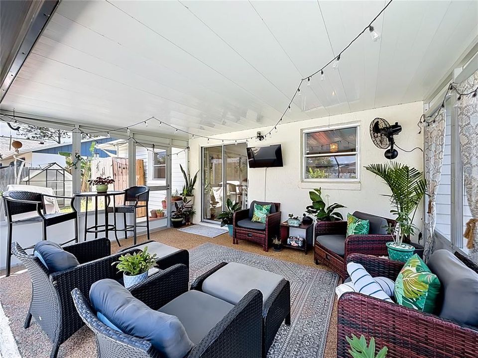 For Sale: $259,900 (2 beds, 1 baths, 816 Square Feet)