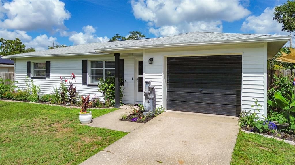 For Sale: $259,900 (2 beds, 1 baths, 816 Square Feet)