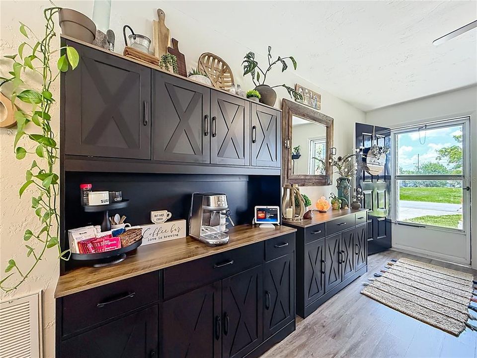 For Sale: $259,900 (2 beds, 1 baths, 816 Square Feet)