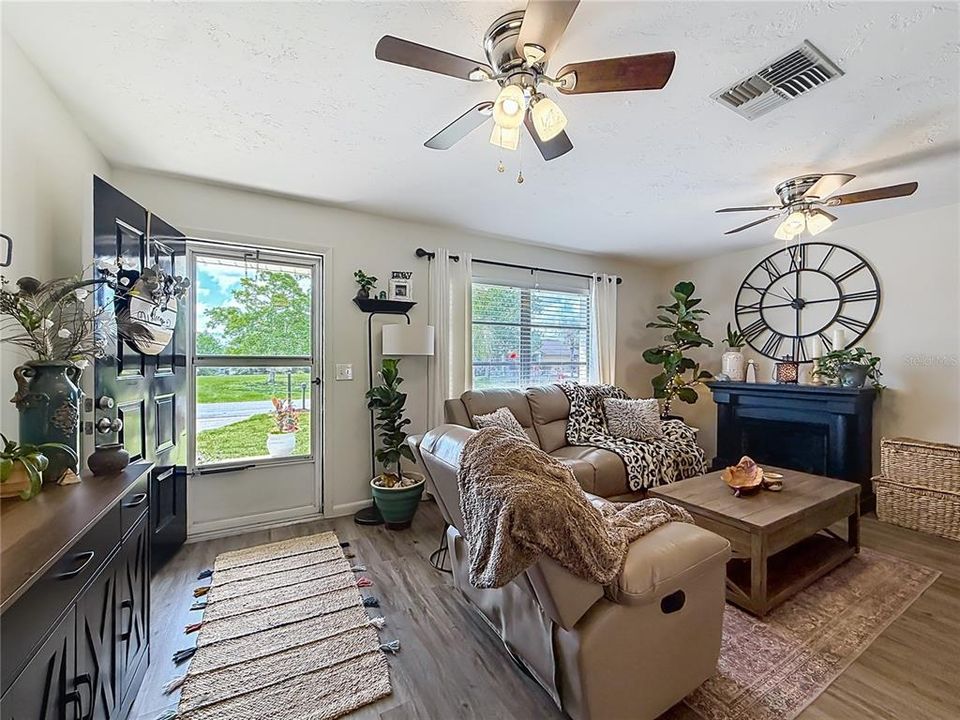 For Sale: $259,900 (2 beds, 1 baths, 816 Square Feet)