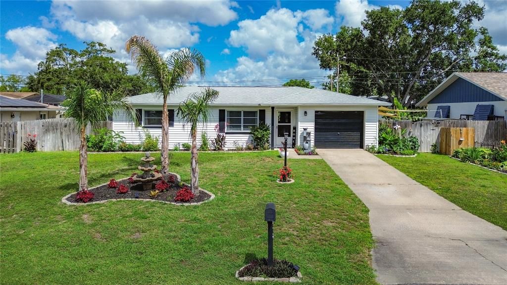 For Sale: $259,900 (2 beds, 1 baths, 816 Square Feet)