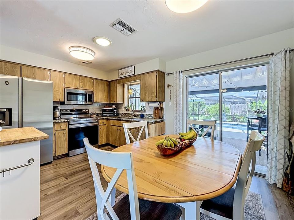 For Sale: $259,900 (2 beds, 1 baths, 816 Square Feet)