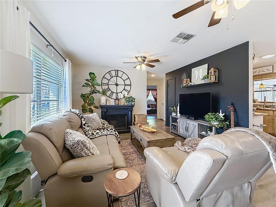 For Sale: $259,900 (2 beds, 1 baths, 816 Square Feet)