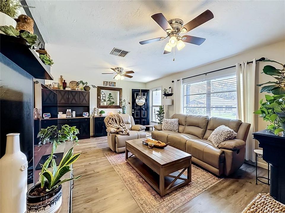 For Sale: $259,900 (2 beds, 1 baths, 816 Square Feet)