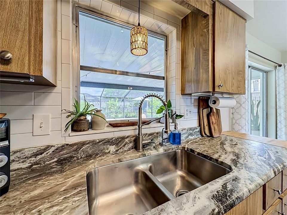 For Sale: $259,900 (2 beds, 1 baths, 816 Square Feet)