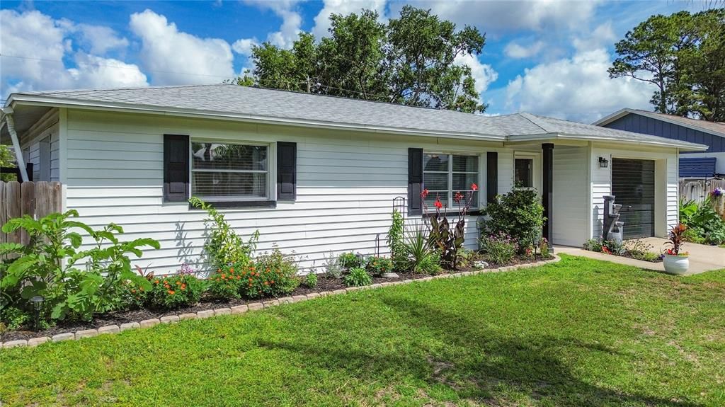 For Sale: $259,900 (2 beds, 1 baths, 816 Square Feet)