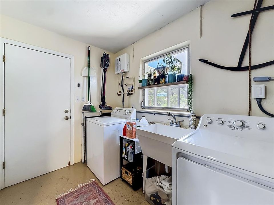 For Sale: $259,900 (2 beds, 1 baths, 816 Square Feet)
