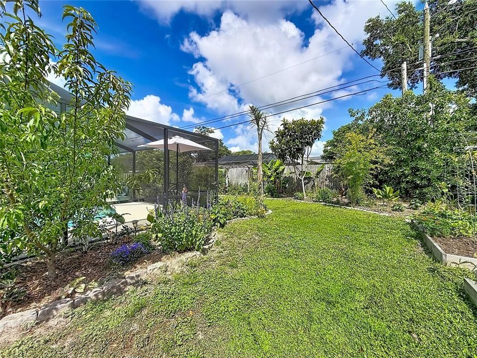 For Sale: $259,900 (2 beds, 1 baths, 816 Square Feet)