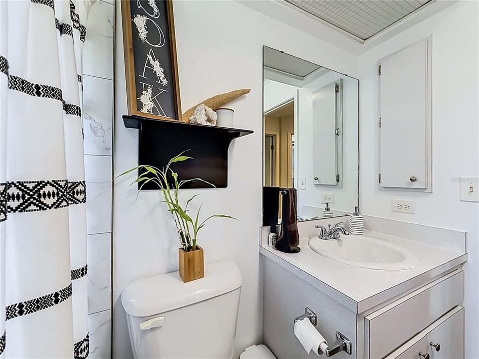 For Sale: $259,900 (2 beds, 1 baths, 816 Square Feet)