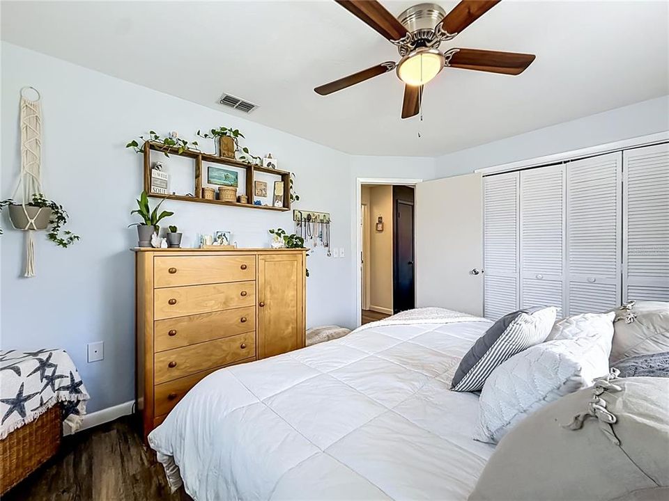 For Sale: $259,900 (2 beds, 1 baths, 816 Square Feet)