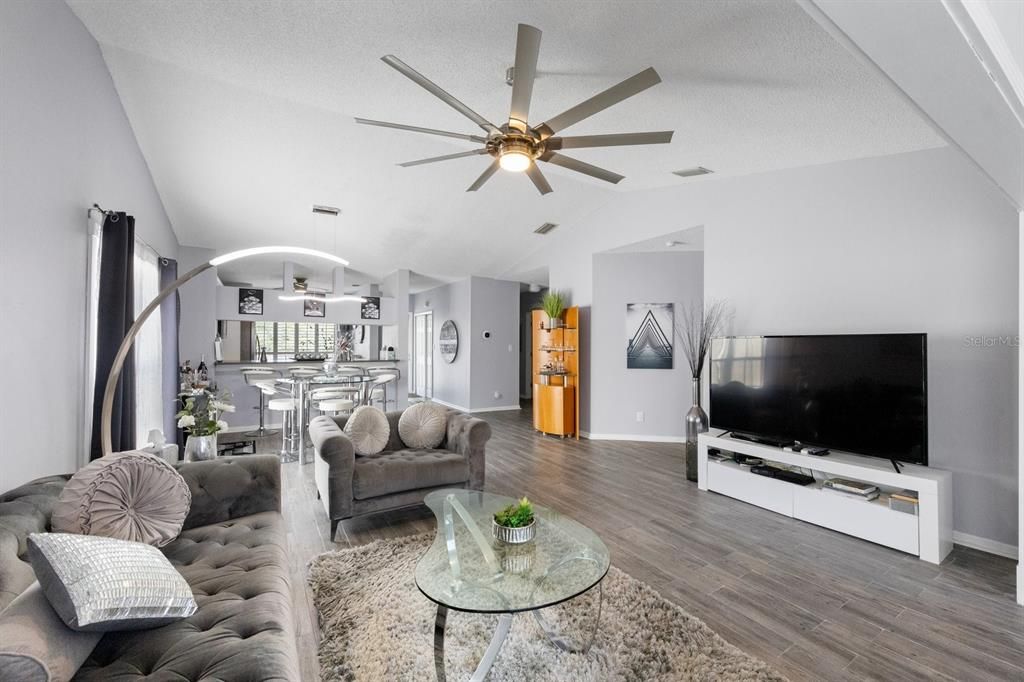For Sale: $414,999 (2 beds, 2 baths, 1235 Square Feet)