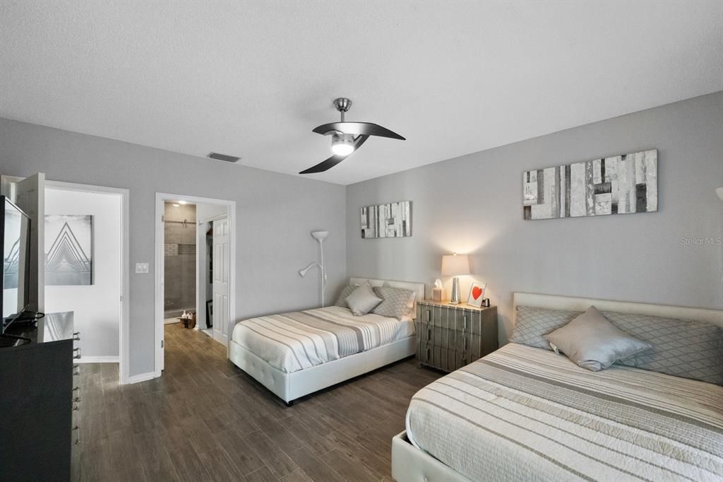 For Sale: $414,999 (2 beds, 2 baths, 1235 Square Feet)