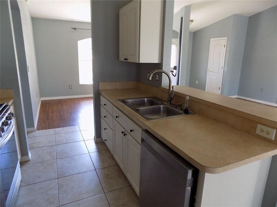 For Sale: $319,500 (3 beds, 2 baths, 1566 Square Feet)