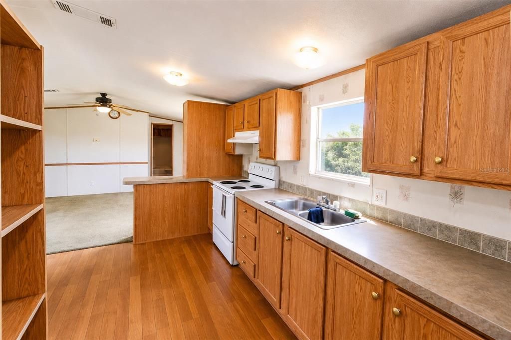 На продажу: $144,900 (2 спален, 2 ванн, 896 Квадратных фут)