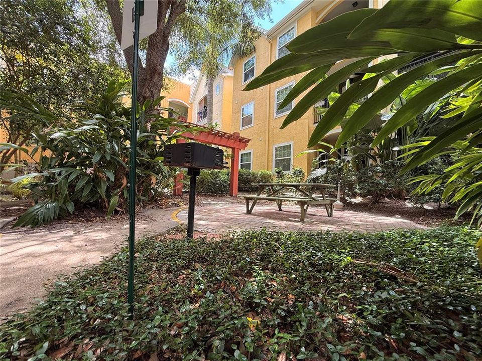 Active With Contract: $259,999 (2 beds, 2 baths, 1152 Square Feet)