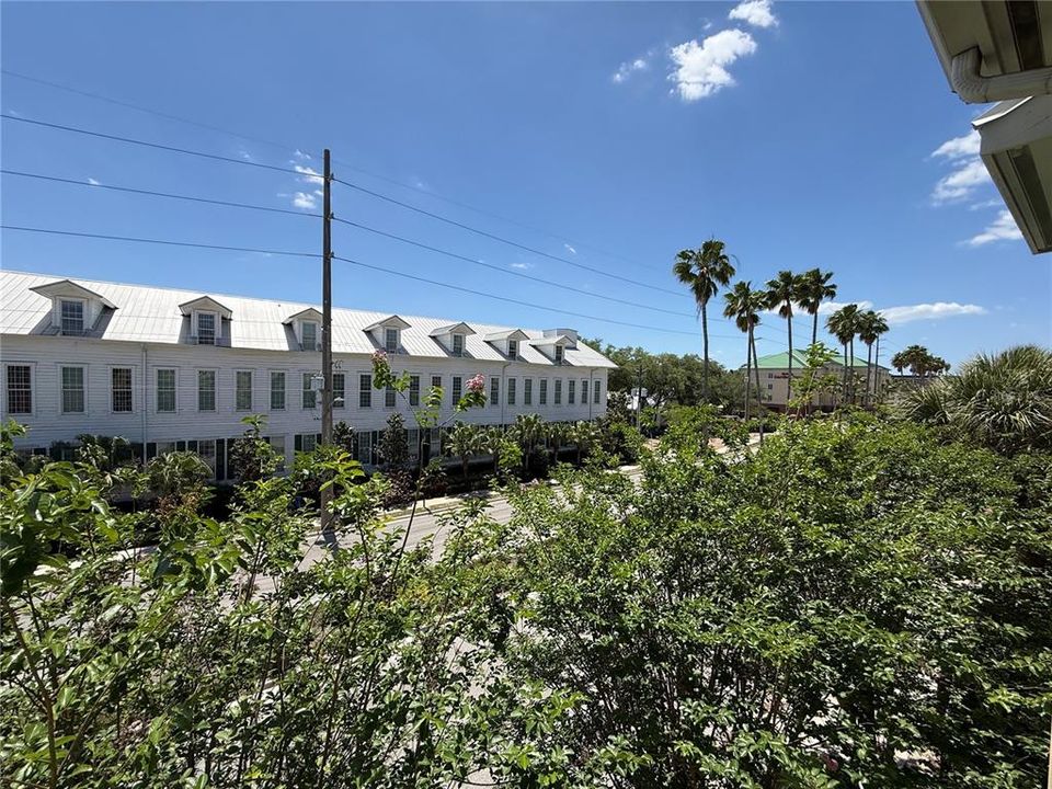 Active With Contract: $259,999 (2 beds, 2 baths, 1152 Square Feet)