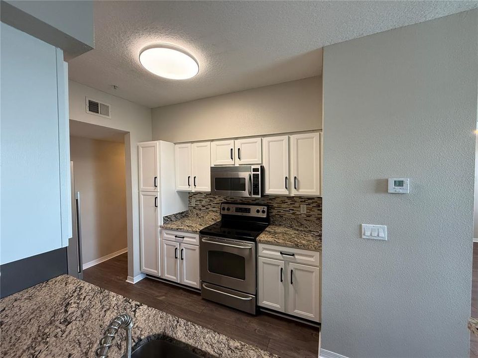 Active With Contract: $259,999 (2 beds, 2 baths, 1152 Square Feet)
