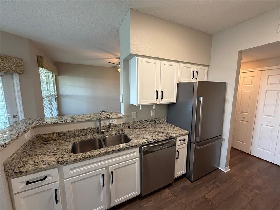 Active With Contract: $259,999 (2 beds, 2 baths, 1152 Square Feet)