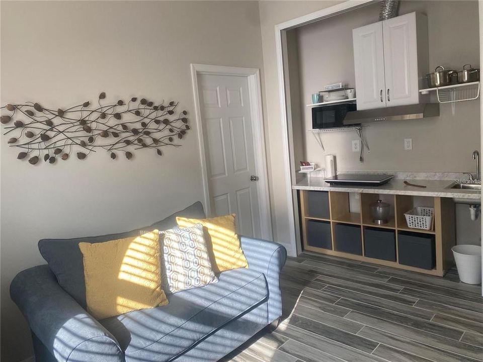 For Rent: $1,300 (1 beds, 1 baths, 600 Square Feet)