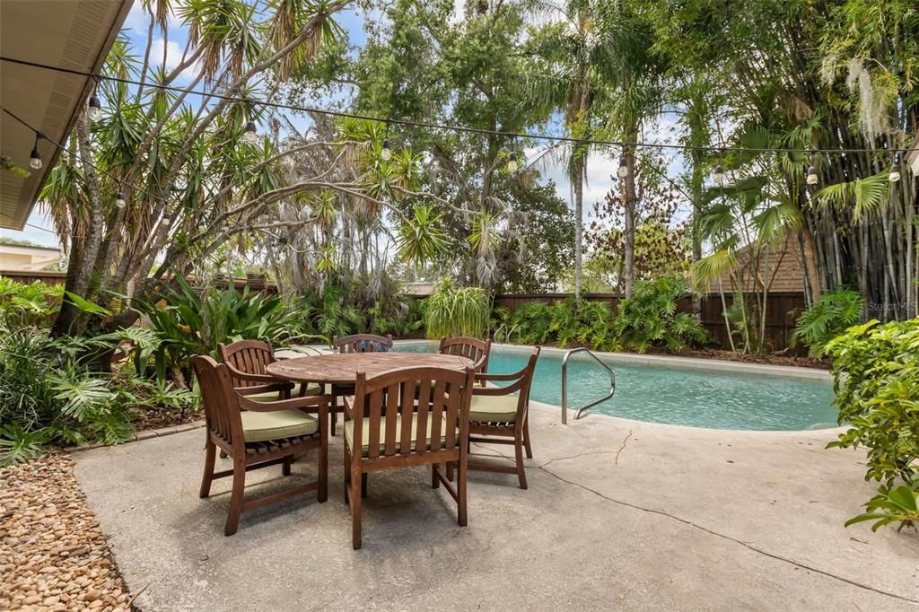 For Sale: $850,000 (4 beds, 2 baths, 1870 Square Feet)