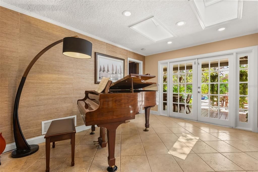 For Sale: $850,000 (4 beds, 2 baths, 1870 Square Feet)