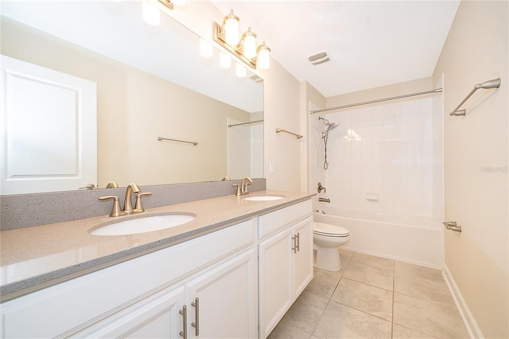 En Venta: $529,000 (5 camas, 3 baños, 2461 Pies cuadrados)