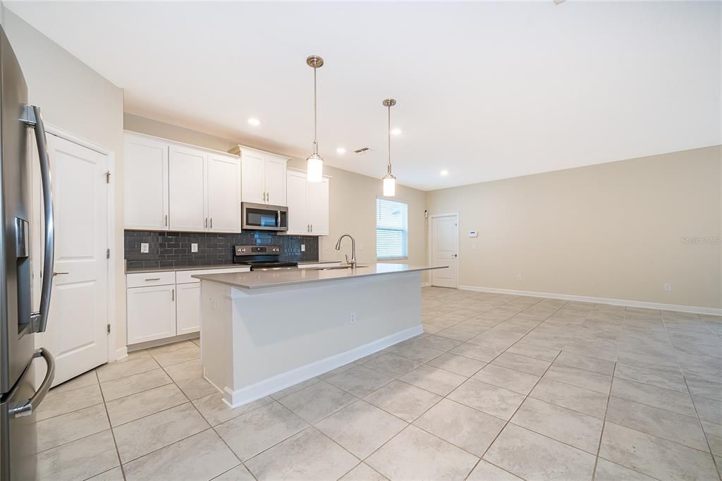 En Venta: $529,000 (5 camas, 3 baños, 2461 Pies cuadrados)