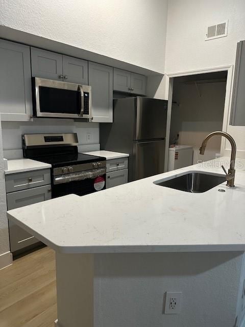 For Sale: $285,000 (2 beds, 2 baths, 1007 Square Feet)