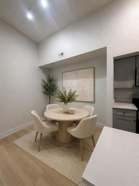 For Sale: $285,000 (2 beds, 2 baths, 1007 Square Feet)