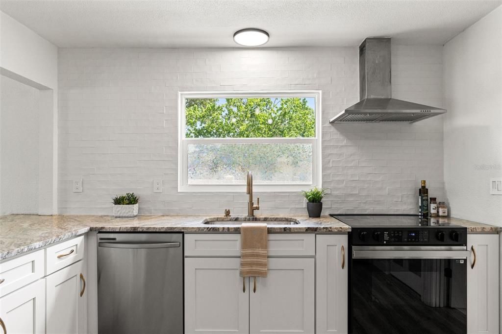 For Sale: $350,000 (3 beds, 1 baths, 1068 Square Feet)