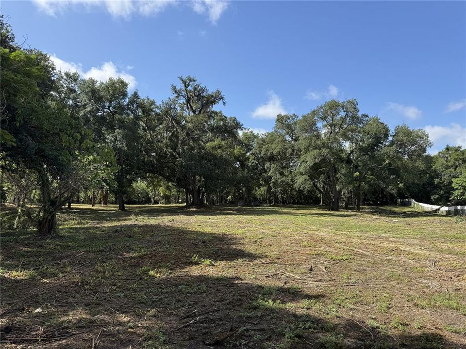 На продажу: $700,000 (4.24 acres)