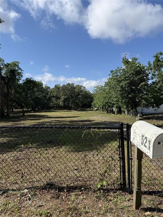 На продажу: $700,000 (4.24 acres)